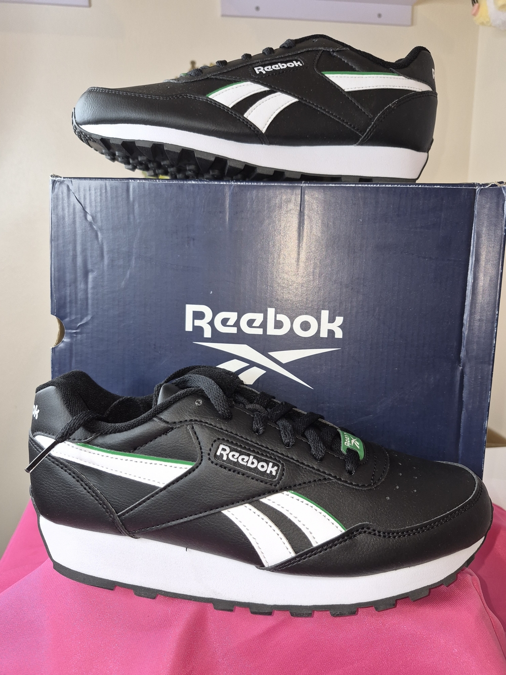 Reebok Unisex Black White Low-Top Sneaker With Green Accent.